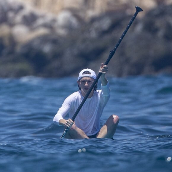 Exclusif - Tom Holland fait du paddle lors de ses vacances à Cabo san Lucas au Mexique le 1er aout 2022.