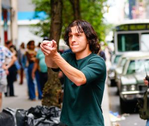 Tom Holland tourne une scène du film "The Crowded Room" à New York le 5 juillet 2022.
