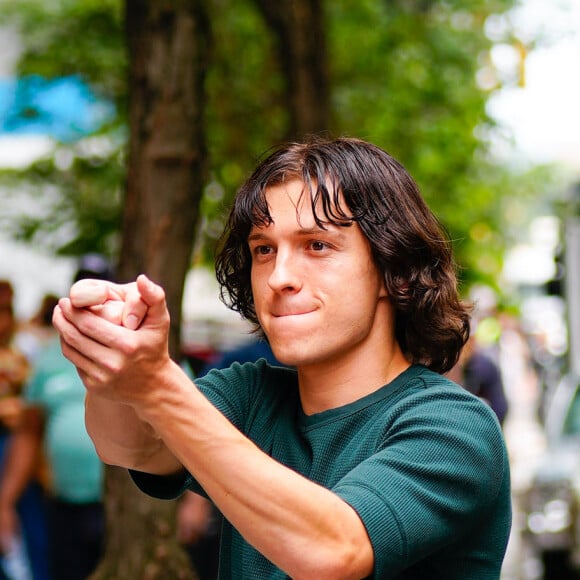 Tom Holland tourne une scène du film "The Crowded Room" à New York le 5 juillet 2022.