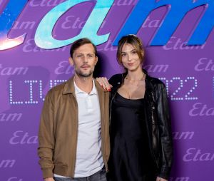 Nicolas Duvauchelle et sa fiancée Chloé Roy - Photocall lors du défilé Etam Live Show 2022 dans les jardins des Archives Nationales lors de la fashion week printemps/été 2023 le 27 septembre 2022. © Agence Bestimage  Photocall - Etam Womenswear Spring/Summer 2023 show at National Archives Museum as part of Paris Fashion Week on September 27, 2022 in Paris, France 