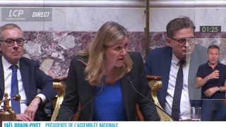 "Quelle honte !" : Aymeric Caron lance une minute de silence à l'Assemblée nationale, Yaël Braun-Pivet refuse et le recadre