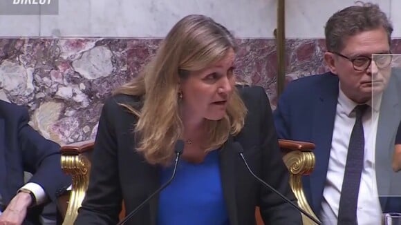 "Quelle honte !" : Aymeric Caron lance une minute de silence à l'Assemblée nationale, Yaël Braun-Pivet refuse et le recadre