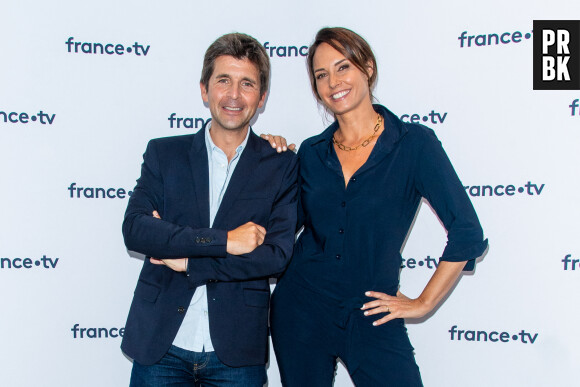 Thomas Sotto, Julia Vignali lors du photocall dans le cadre de la conférence de presse de France Télévisions au Pavillon Gabriel à Paris, France, le 24 août 2021. © Pierre Perusseau/Bestimage