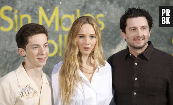 Andrew Feldman, Jennifer Lawrence et le réalisateur Gene Stupnitsky - Photocall du film "Le Challenge" à Madrid, le 14 juin 2023. Sa sortie en salles est prévue en France, le 21 juin 2023.