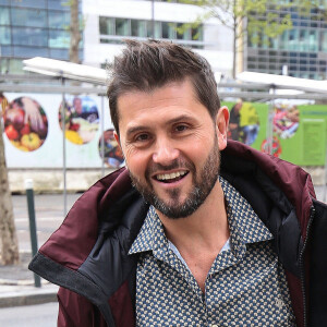 Christophe Beaugrand quitte les studios de RTL à Neuilly-sur-Seine, le 25 avril 2023. © Jonathan Rebboah / Panoramic / Bestimage