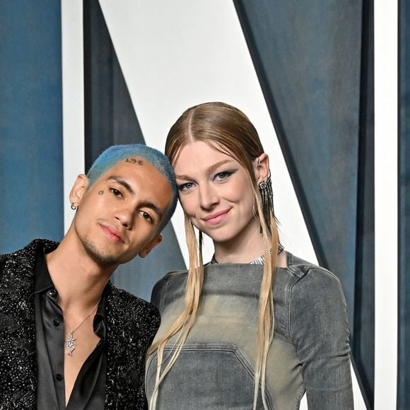 Dominic Fike et sa compagne Hunter Schafer au photocall de la soirée "Vanity Fair" lors de la 94ème édition de la cérémonie des Oscars au Wallis Annenberg Center for the Performing Arts dans le quartier de Beverly Hills, à Los Angeles, Californie, Etats-Unis, le 27 mars 2022.


