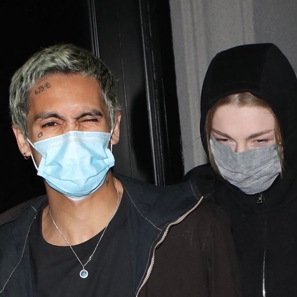 Hunter Schafer et son compagnon Dominic Fike quittent le restaurant Craig's à West Hollywood le 28 janvier 2022.


