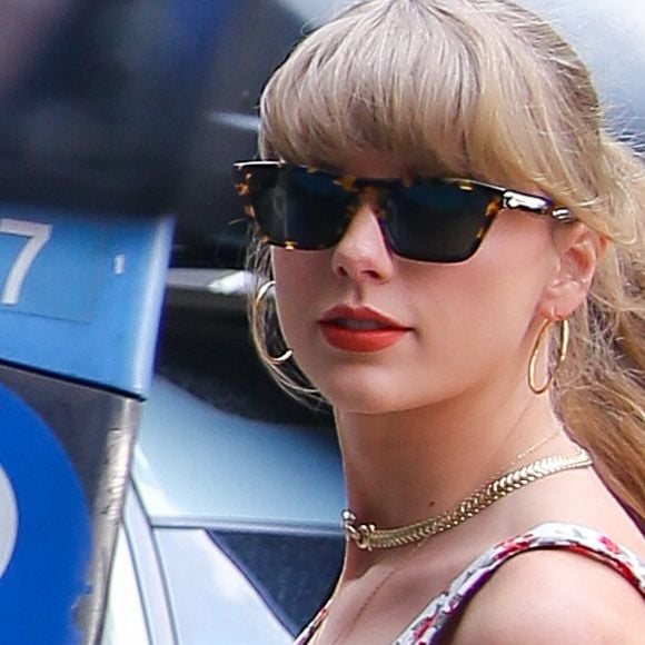 New York, NY - Taylor Swift dons black shorts and a smile as she arrives at Electric Lady Studios in New York City. Pictured: Taylor Swift