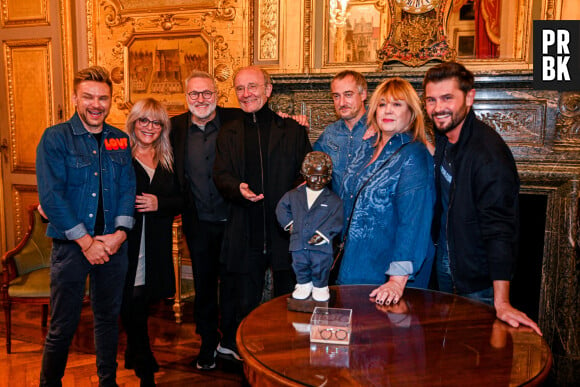 JeanFi Janssen, Caroline Diament, Laurent Ruquier, Philippe Geluck, Sébastien Thoen, Michèle Bernier et Christophe Beaugrand lors d'une réception à l'hôtel de ville de Bruxelles avec Laurent.Ruquier et l'équipe des Grosses Têtes pour inaugurer le Manneken Pis habillé avec un costume de l'animateur le 16 novembre 2021. © Frédéric Andrieu / Bestimage 