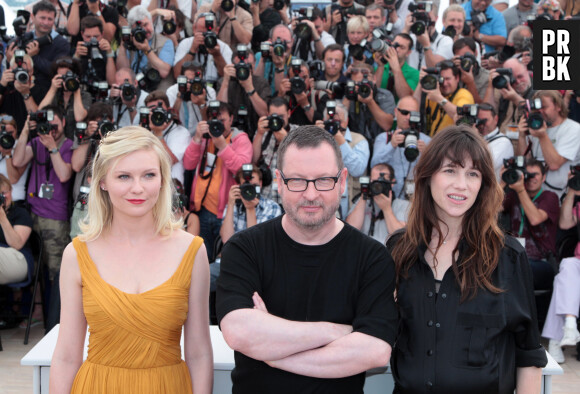 CHARLOTTE GAINSBOURG, LARS VON TRIER ET KIRSTEN DUNST - PHOTOCALL DU FILM "MELANCHOLIA" - 64 EME FESTIVAL INTERNATIONAL DU FILM DE CANNES 2011 