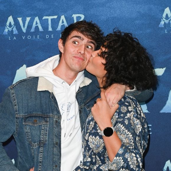 Vaimalama Chaves et son compagnon Nicolas Fleury à la première du film "Avatar: La Voie de l'Eau" au cinéma Le Grand Rex à Paris, le 13 décembre 2022. © Guirec Coadic/Bestimage