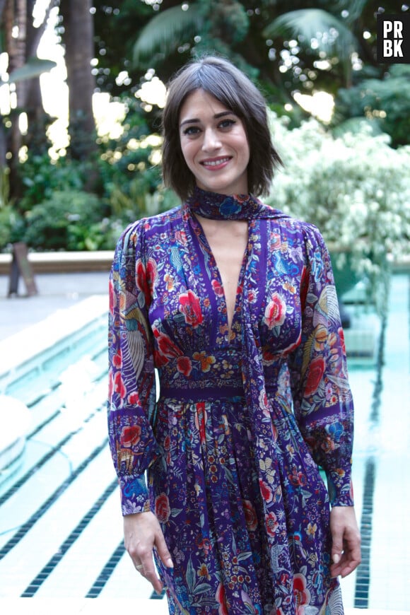 Lizzy Caplan en conférence de presse pour la série « Masters of Sex ». Le 29 septembre au Four Seasons Hotel à Beverly Hills.   