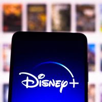 Attention, Disney+ va augmenter les prix de ses abonnements, ajouter de la pub ET mettre fin au partage de compte