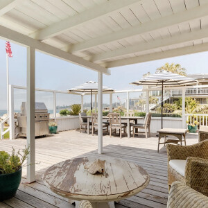 BGUK_2706102 - Los Angeles, CA, CA - Ashton Kutcher and Mila Kunis list their Santa Barbara, CA, guest house on Airbnb.