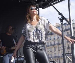 Sandrine Quetier en concert avec son groupe Molly Pepper sur la place du Panthéon à Paris le 22 juin 2022. © Jack Tribeca / Bestimage