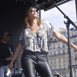 Sandrine Quetier en concert avec son groupe Molly Pepper sur la place du Panthéon à Paris le 22 juin 2022. © Jack Tribeca / Bestimage