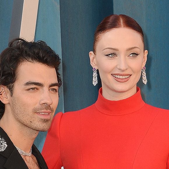 Joe Jonas et sa femme Sophie Turner (enceinte) au photocall de la soirée "Vanity Fair" lors de la 94ème édition de la cérémonie des Oscars au Wallis Annenberg Center for the Performing Arts dans le quartier de Beverly Hills, à Los Angeles, Californie, Etats-Unis, le 27 mars 2022.  2022 Vanity Fair Oscar Party in Beverly Hills, Los Angeles, California, USA, 3/27/22. 