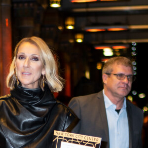 Céline Dion quitte un théâtre de Broadway à New York le 4 février 2020. Elle a assisté à la pièce «Nederlands Dans Theatre» au New York City Centre. La chanteuse canadienne de 51 ans porte un haut en cuir sans manches, des gants assortis, une jupe multicolore et des bottes noires.