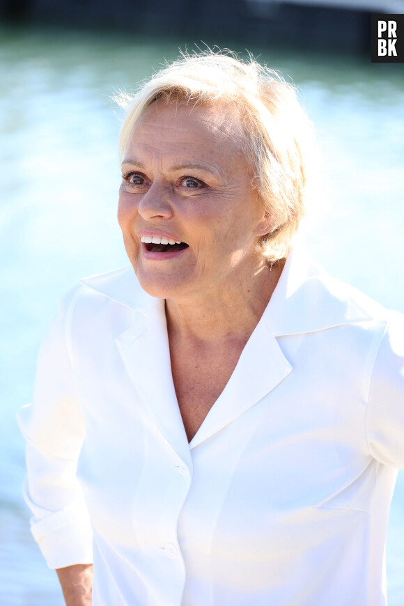 Muriel Robin a mis le feu aux réseaux sociaux. La raison ? Sa prise de parole très remarquée, dans l'émission Quelle époque, le 16 septembre dernier : "Je suis la seule dans le monde entier à dire mon homosexualité. Vous entendez, la seule actrice au monde, et c'est pour ça que pendant 30 ans, on ne m'a pas fait travailler dans le cinéma".
Muriel Robin lors du photocall du film "Les yeux grands fermés" lors de la 25ème édition du Festival de la fiction de la Rochelle, France, le 14 septembre 2023. © Denis Guignebourg/BestImage