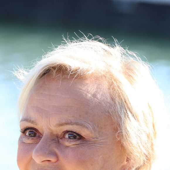 Muriel Robin a mis le feu aux réseaux sociaux. La raison ? Sa prise de parole très remarquée, dans l'émission Quelle époque, le 16 septembre dernier : "Je suis la seule dans le monde entier à dire mon homosexualité. Vous entendez, la seule actrice au monde, et c'est pour ça que pendant 30 ans, on ne m'a pas fait travailler dans le cinéma".
Muriel Robin lors du photocall du film "Les yeux grands fermés" lors de la 25ème édition du Festival de la fiction de la Rochelle, France, le 14 septembre 2023. © Denis Guignebourg/BestImage 