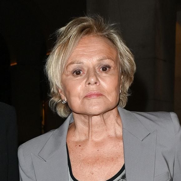 Une manière pour l'actrice et humoriste de briser un tabou face à Léa Salamé. Et elle a poursuivi, devinant ses contradicteurs : "Il y a bien sûr Jodie Foster, mais qui s'est tue pendant 30 ans. Ou Kristen Stewart qui était d'abord avec Robert Pattinson, donc son homosexualité était un peu sexy, un peu rock".
Exclusif - Muriel Robin (Grand prix du centième anniversaire de la naissance de Raymond Devos) - Cérémonie de remise du prix Raymond Devos au théâtre Edouard VII à Paris cadre de la 28ème édition de la semaine de la Langue Française et de la Francophonie le 20 mars 2023.  © Coadic Guirec - Cyril Bruneau / Bestimage