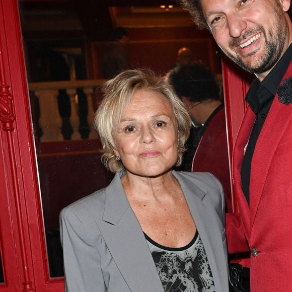 Chose que vient confirmer un internaute sur Twitter : "Muriel Robin a raison. Je suis acteur et un jour un directeur de casting m'a dit : 'Tant que nous aurons des producteurs hommes blancs hétérosexuels, ça ne changera pas " 95% de personnages hétérosexuels,3% bis et 2% homosexuels dans le cinéma français".
Exclusif - Muriel Robin (Grand prix du centième anniversaire de la naissance de Raymond Devos) et Eric Antoine - Cérémonie de remise du prix Raymond Devos au théâtre Edouard VII à Paris cadre de la 28ème édition de la semaine de la Langue Française et de la Francophonie le 20 mars 2023. © Coadic Guirec - Cyril Bruneau / Bestimage 