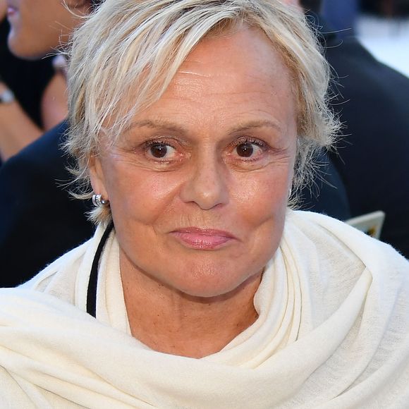 Une enquête statistique qui en passant au peigne fin 100 films français ayant bénéficié des plus importants budgets (de 3 à 30 millions d'euros) et 100 films ayant réalisé le plus d'entrées en salles (entre 85.000 et 6 millions de personnes) a observé une omniprésence des personnages hétérosexuels (à 95%) et une grande rareté des personnages homosexuels et bisexuels, à raison de 3% et 2% seulement.
Muriel Robin - 9ème gala étoilé Patrick Mouratoglou (coach légendaire de S. Williams) au profit de la Fondation Champ'seed à la Mouratoglou Academy afin de soutenir les jeunes espoirs du tennis mondial à Biot le 18 juin 2023. Un dîner était organisé autour de l'iconique piscine en forme de raquette, suivi d'une vente aux enchères avec des lots prestigieux dont une heure d'entrainement en compagnie de M. Tyson. 