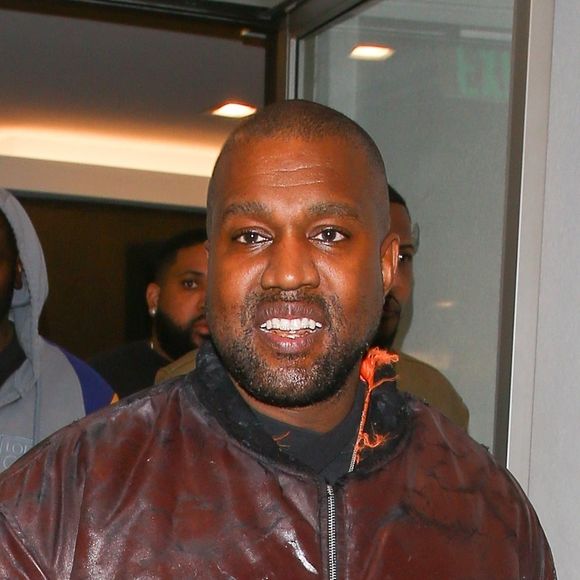 Il est souvent sujet aux polémiques et reste souvent problématique, surtout ces dernières années.
Le rappeur Ye (Kanye West) a dîné au restaurant E Baldi à Los Angeles, après être allé voir jouer son fils Saint dans un match de basket à la Mamba Academy. Le 16 juin 2023