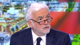 "Souvent les gens de gauche le sont..." : Pascal Praud et un chroniqueur de L'heure des pros s'accrochent violemment autour de l'IVG sur CNews