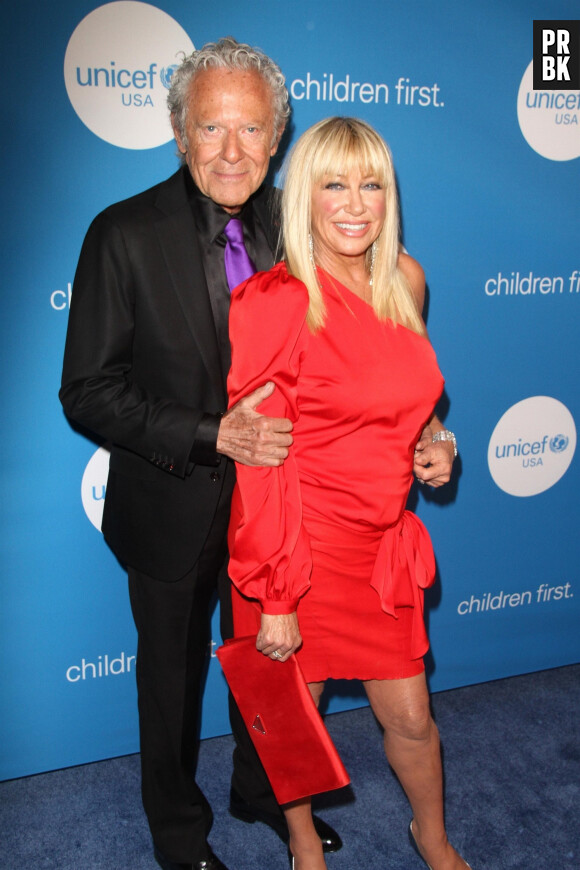 Suzanne Somers et son mari Alan Hamel - Les célébrités posent lors du photocall de la soirée du bal de l'UNICEF à l'hôtel Wilshire de Beverly Hills le 14 avril 2018. 