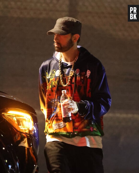 Exclusif - Eminem sort discrètement du Sofi stadium après son concert à la mi-temps du Super Bowl à Inglewood le 13 février 2022
