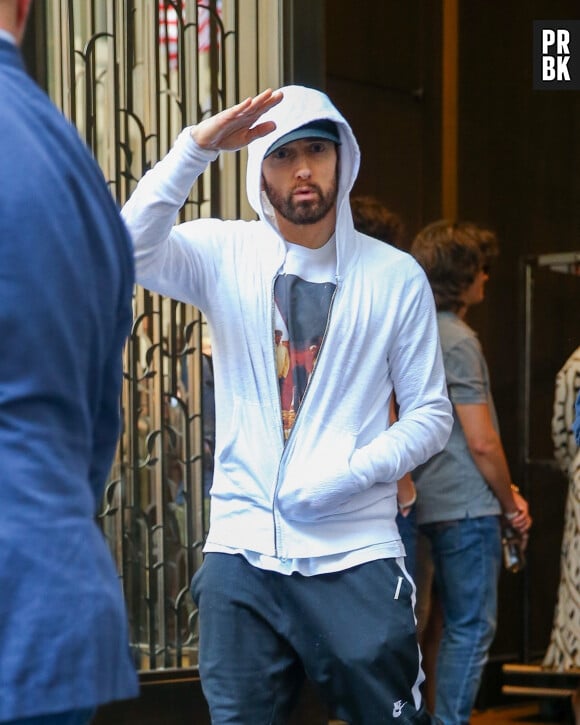 Une véritable légende du rap américain.
Eminem quitte l'hôtel Four Seasons à New York le 24 juin 2022.