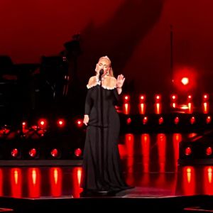 "Cette période me manque" : Adele évoque son alcoolisme sans le moindre tabou sur scène