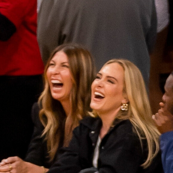 Adele et son fiancé Rich Paul assistent au match de basket des Lakers à Los Angeles, le 20 mai 2023.