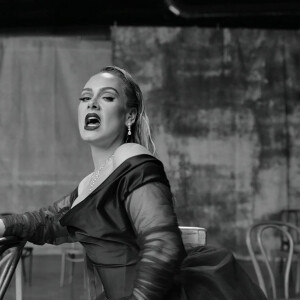 Capture d'écran du clip d'Adele "Oh My God"