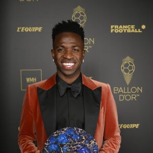 Vinicius Jr. (Le Prix Sócrates) - Photocall des lauréats de la 67ème cérémonie du ballon d'or 2023 au théâtre du Chatelet à Paris le 30 octobre 2023. © Stéphane Mantey via Bestimage  Photocall of the winners of the 67th Ballon d'Or 2023 ceremony at the Théâtre du Chatelet in Paris on 30 October 2023 