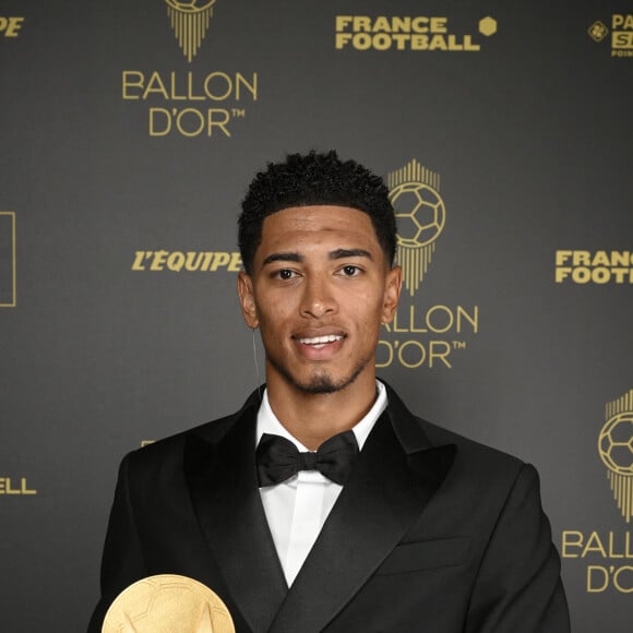 Jude Bellingham (Le Trophée Kopa, qui récompense le meilleur jeune joueur, élu par les anciens lauréats au Ballon d’Or masculin) - Photocall des lauréats de la 67ème cérémonie du ballon d'or 2023 au théâtre du Chatelet à Paris le 30 octobre 2023. © Stéphane Mantey via Bestimage  Photocall of the winners of the 67th Ballon d'Or 2023 ceremony at the Théâtre du Chatelet in Paris on 30 October 2023 