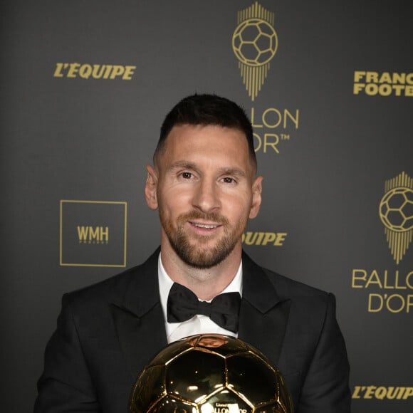Lionel Messi ( Ballon d’Or masculin) - Photocall des lauréats de la 67ème cérémonie du ballon d'or 2023 au théâtre du Chatelet à Paris le 30 octobre 2023. © Stéphane Mantey via Bestimage  Photocall of the winners of the 67th Ballon d'Or 2023 ceremony at the Théâtre du Chatelet in Paris on 30 October 2023 