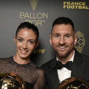 Aitana Bonmati (Ballon d’Or féminin) et Lionel Messi ( Ballon d’Or masculin,) - Photocall des lauréats de la 67ème cérémonie du ballon d'or 2023 au théâtre du Chatelet à Paris le 30 octobre 2023. © Stéphane Mantey via Bestimage  Photocall of the winners of the 67th Ballon d'Or 2023 ceremony at the Théâtre du Chatelet in Paris on 30 October 2023 