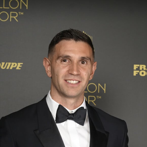 Emiliano Martínez (Aston Villa) (Le Trophée Yachine) - Photocall des lauréats de la 67ème cérémonie du ballon d'or 2023 au théâtre du Chatelet à Paris le 30 octobre 2023. © Stéphane Mantey via Bestimage  Photocall of the winners of the 67th Ballon d'Or 2023 ceremony at the Théâtre du Chatelet in Paris on 30 October 2023 