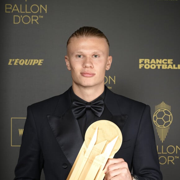 Erling Haaland (Manchester City), (Le Trophée Gerd Müller) - Photocall des lauréats de la 67ème cérémonie du ballon d'or 2023 au théâtre du Chatelet à Paris le 30 octobre 2023. © Stéphane Mantey via Bestimage  Photocall of the winners of the 67th Ballon d'Or 2023 ceremony at the Théâtre du Chatelet in Paris on 30 October 2023 