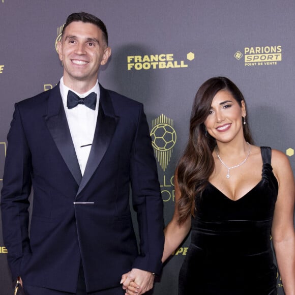 Emiliano Martínez et sa femme Amanda - Photocall de la 67ème cérémonie du Ballon d’Or au Théâtre du Chatelet à Paris le 30 octobre 2023. © Cyril Moreau/Bestimage  Photocall of the 67th Ballon d’Or ceremony at the Théâtre du Chatelet in Paris on October 30, 2023. 