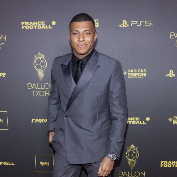 Kylian Mbappé - Photocall de la 67ème cérémonie du Ballon d’Or au Théâtre du Chatelet à Paris le 30 octobre 2023. © Cyril Moreau/Bestimage  Photocall of the 67th Ballon d’Or ceremony at the Théâtre du Chatelet in Paris on October 30, 2023. 