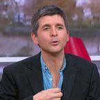 "Je ne m'épile pas..." : Thomas Sotto se déshabille en direct dans Télématin sur France 2