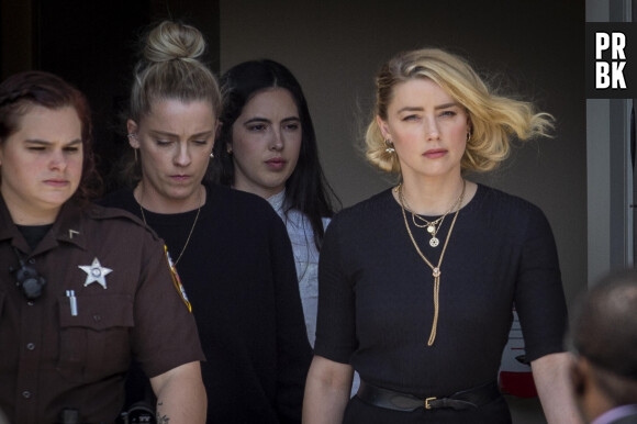 Info - Amber Heard renonce à faire appel de sa condamnation pour diffamation - Amber Heard, accompagnée de sa soeur Whitney, sort du tribunal, alors que le verdict du procès en diffamation qui l'oppose à Johnny Depp est tombé. Fairfax, le 1er juin 2022.
