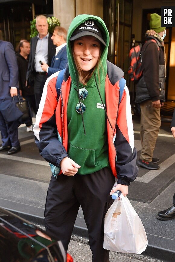 Bella Ramsey à la sortie de l'hôtel "The Mark" à New York, le 2 mai 2023.