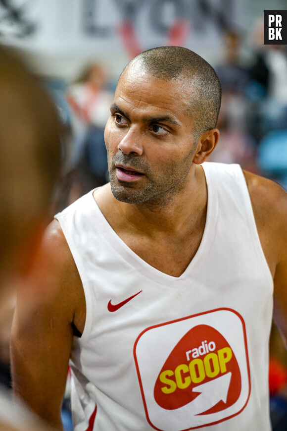 Tony Parker lors d'un match de basket par équipes dans le cadre d'une animation Radio Scoop au Gymnase Mado Bonnet à Lyon le 26 octobre 2023.