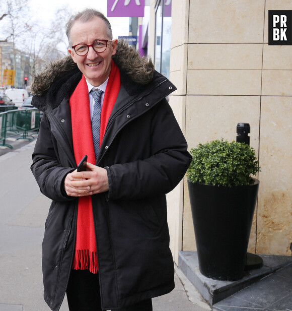 Christophe Barbier devant les studios de RTL à Neuilly-sur-Seine, le 8 mars 2023. © Jonathan Rebboah / Panoramic / Bestimage