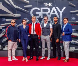 Joe Russo, Ana de Armas, Ryan Gosling,  Chris Evans, Rege-Jean Page, Anthony Russo à la première du film "The Gray Man" à Berlin, le 18 juillet 2022.
