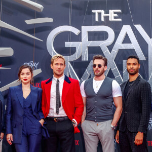Joe Russo, Ana de Armas, Ryan Gosling,  Chris Evans, Rege-Jean Page, Anthony Russo à la première du film "The Gray Man" à Berlin, le 18 juillet 2022.